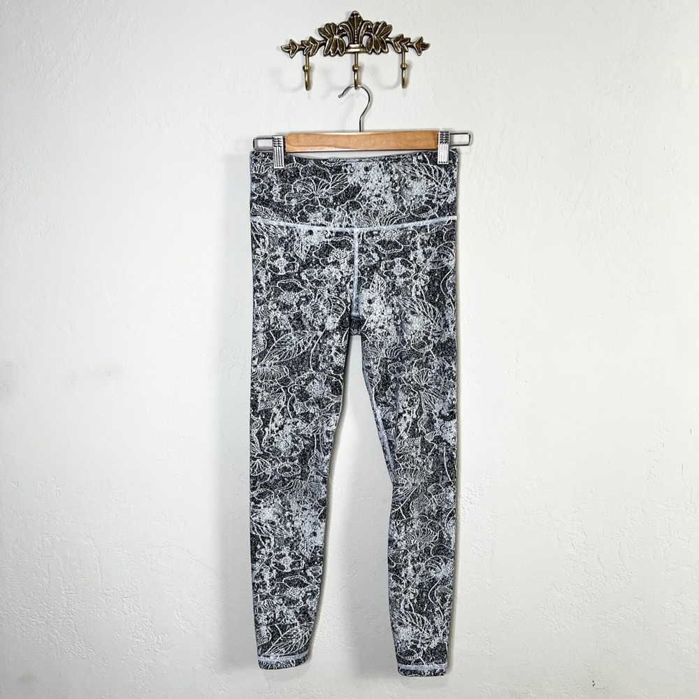 Athleta Leggings Elation Graffiti‎ 7/8 Tight Black White Floral Print Size XS